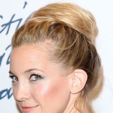 <p>Up, up and away! Kate Hudson rocked the high bun in a fabulously wrapped style and teamed it with striking eyes with a dash of navy blue and nude lips - gorgeous!</p>