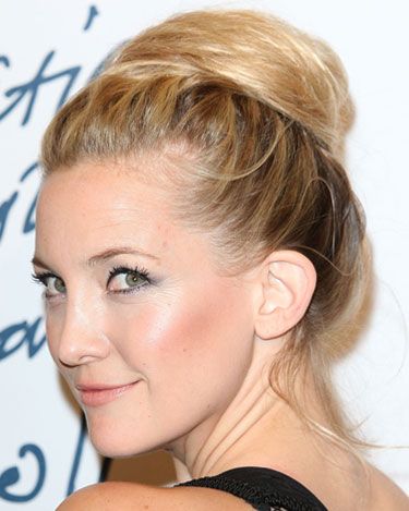 <p>Up, up and away! Kate Hudson rocked the high bun in a fabulously wrapped style and teamed it with striking eyes with a dash of navy blue and nude lips - gorgeous!</p>