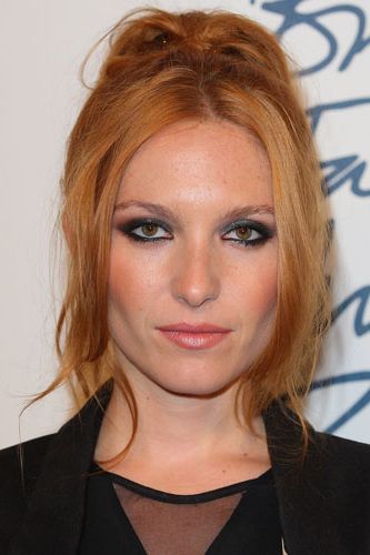 <p>Josephine looked so hot last night she brought out the redhead envy in us. To match her monochrome outfit she went for a maximum power, shimmering metallic smoky eye and coral cheeks - perfect</p>