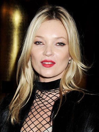 <p>The queen bee of fashion Kate Moss reminded us all how to <em>really</em> do glamorous evening makeup – with sexy feline eyes and crimson kiss-me lips, she looked utterly gorgeous!</p>