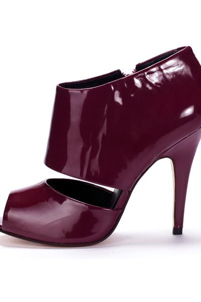 <p>Check out Cosmo's pick of Autumn/Winter 2008's hottest essentials. Your sexy new look is here!</p>    <p> <br /><strong>Patent footwear</strong></p>  <p> <br /><strong>Styles to go for</strong> - ankle boots, T-bars, courts, thick-strap sandals and platforms.</p>  <p><strong>Cosmo loves</strong> Studio TMLS patent platforms, £110</p>