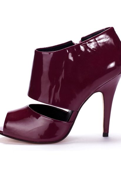 <p>Check out Cosmo's pick of Autumn/Winter 2008's hottest essentials. Your sexy new look is here!</p>    <p> <br /><strong>Patent footwear</strong></p>  <p> <br /><strong>Styles to go for</strong> - ankle boots, T-bars, courts, thick-strap sandals and platforms.</p>  <p><strong>Cosmo loves</strong> Studio TMLS patent platforms, £110</p>