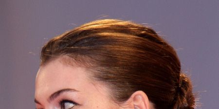 <br />When they're not changing their cut and colour, celebs are experimenting with shapes and styles. Whilst we may not have their army of super stylists on speed dial, these new up 'dos are giving us inspiration to go glam.<br /><br />Left: Anne Hathaway makes a big impact with an oversize low glossy bun <br /><br />