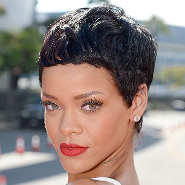 <p>Wowsers, check out Rihanna's cool cropped hair that she showed off the MTV VMAs. We absolutely heart it, when you're as pretty as RiRi, who needs hair, eh?</p>