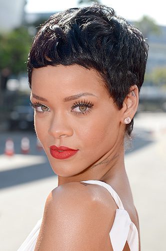 <p>Wowsers, check out Rihanna's cool cropped hair that she showed off the MTV VMAs. We absolutely heart it, when you're as pretty as RiRi, who needs hair, eh?</p>