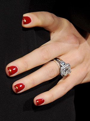<p>Actress Jessica Biel was feeling festive at the Hitchcock film premiere in LA. She showed up wearing super shiny red nails with a gold stripe. We thought this classic minimal nail art was a sweet twist from the conventional French manicure. The newly-wed must be super excited to spend her first Christmas as Justin Timberlake's wife. Check out the stone on that bling. Wow!</p>