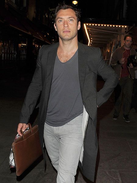 It's been a while seen we've seen the sexy and suave Jude Law so we're in with a treat today with this picture of the actor strolling down the streets of London after a performance of Hamlet at Wyndham's Theatre.  <br />