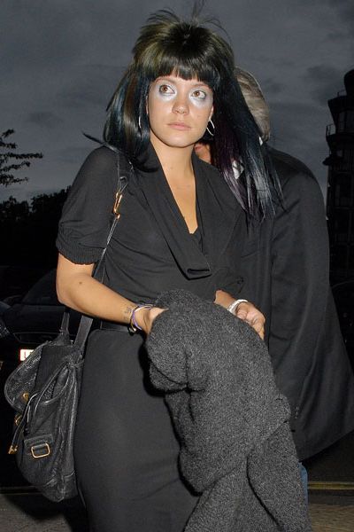 Lily Allen dined at Nobu Berkely looking sleek in a LBD and black open-toe sandals. However, that was ruined by the questionable wig and silver make-up that she'd smeared all around her eyes. Why Lily, why??  <br />