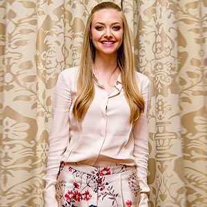 <p>Amanda Seyfried nailed the midsummer look at a Lovelace photo call in LA on Monday. The 27-year-old actress looked elegant in a chiffon champagne blouse, paired with silky floral shorts. Her 70s-inspired pinned back hair finished off the polished look perfectly.</p>