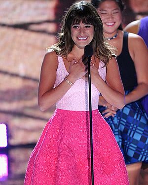 <p>Lea Michelle made the difficult decision to make her first public appearance following the sad death of boyfriend Cory Monteith at the 2013 Teen Choice Awards.</p>
<p>Wearing a hot pink hoop skirt, baby pink shirt, and her 'Cory' necklace, Lea look truly stunning during her emotional speech.</p>