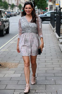 <p>Kelly Brook was the epitome of laid back summer style as she took a stroll in London on Wednesday. The model wore a grey patterned dress with sheer sleeves, teamed simply with pastel pink ankle boots and a retro style black clutch.</p>