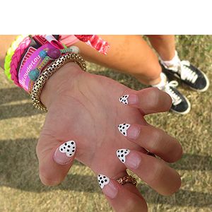 <p>Ellis accessorised at V Festival with some fierce nail art.</p>