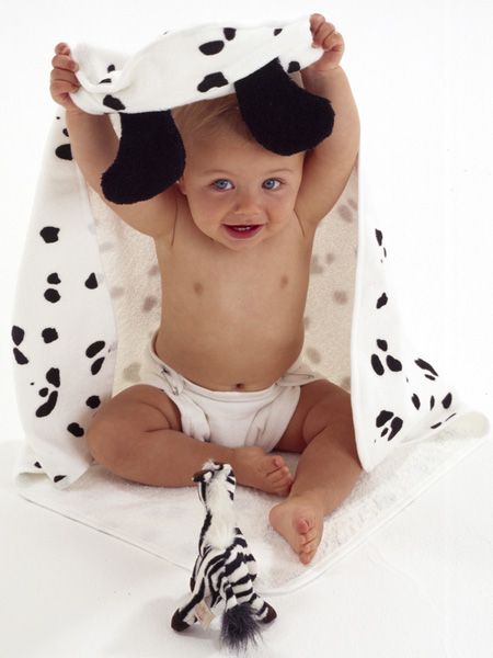 Pattern, Baby & toddler clothing, Costume accessory, Polka dot, Trunk, Stomach, Abdomen, Baby, Photo shoot, Linens, 