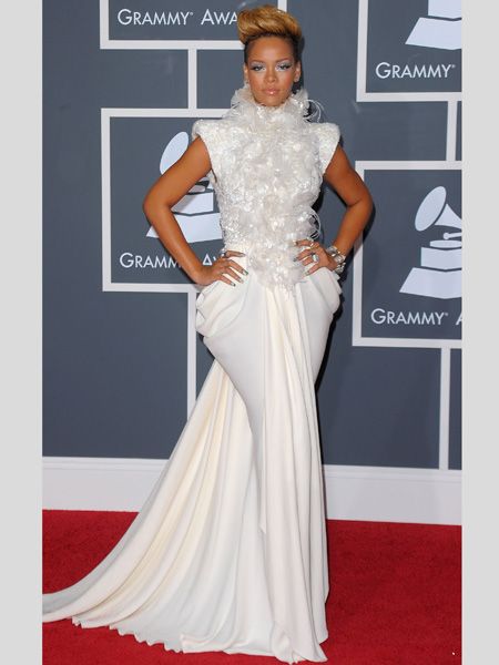 The single singer showcased her sharp style in a white feathered Elie Saab frock and gold heels