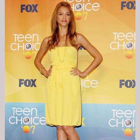 It's not a colour many can pull off, but Jessica proves she's yummy in yellow and was, undoubtedly, every teenage boy's (and man's) dream at the Teen Choice Awards back in 2007<br /><br />