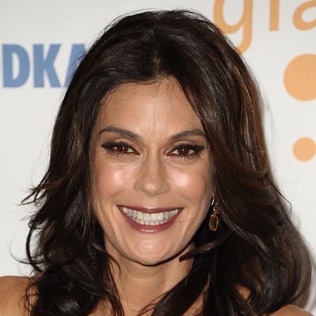 <p>Long face shapes need texture and fringes to add width, bobs will also suit a longer shape as this create an illusion of shortening the face. Here's how the celebrities have done it.</p>

<p><strong>Left</strong>: Teri Hatcher has kept her style shoulder-length but added crunchy waves for width</p>