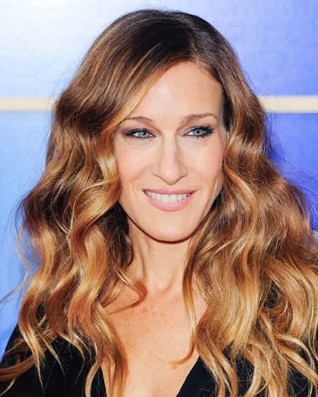 SJP has always experimented, but knows what suits her. Here she adds long waves and avoids volume at the top of her head