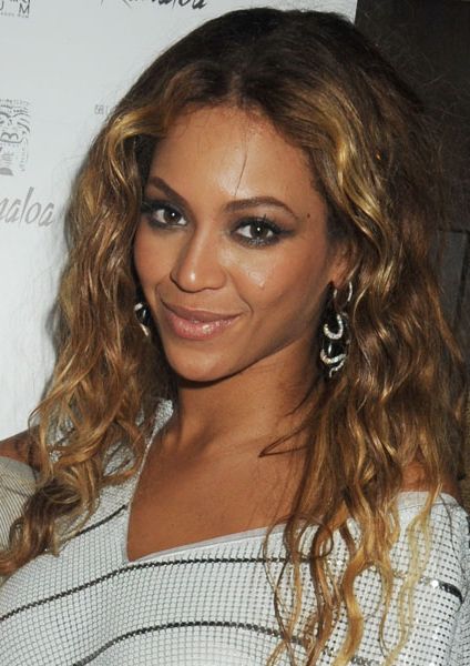 <p>The most versatile of the face shapes allows you to play with most styles, as these celebrities have done.</p>

<p><strong>Left</strong>: Beyonce has kept it long and loose with soft curls to highlight all of her paerfect facial features</p>