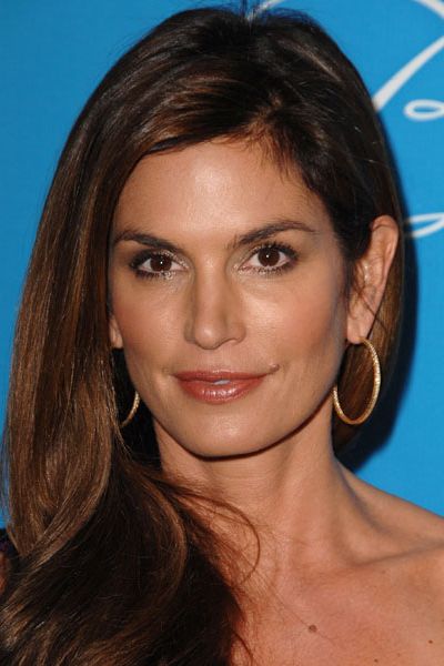 Her hair is one of her many enviable features. Cindy Crawford has always kept it long to highlight all of the others
