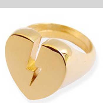 <p>See in summer the most stylish way possible, with the help of Como's fashion assistant Natasha Guiotto and her high street picks for this week<br /><br /><br /><strong>Left: Heartbreaker</strong><br />Bling it up with tis broken heart ring- who needs men anyway?<br /><br />£16, <a target="_blank" href="http://www.meandzena.com/m4/RINGS/p43/*Broken-Heart*-Ring/product_info.html">www.meandzena.com</a><br /></p><p><br /><br /><br /><br /><br /></p>