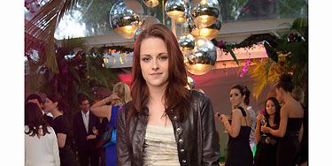 We know that Kristen loves a bit of tough luxe when it comes to her fashion tastes, so it was no surprise when she managed to pull off this fab combo; edgy biker jacket with a delicate mini dress and heels for an ultimate bad girl vibe!