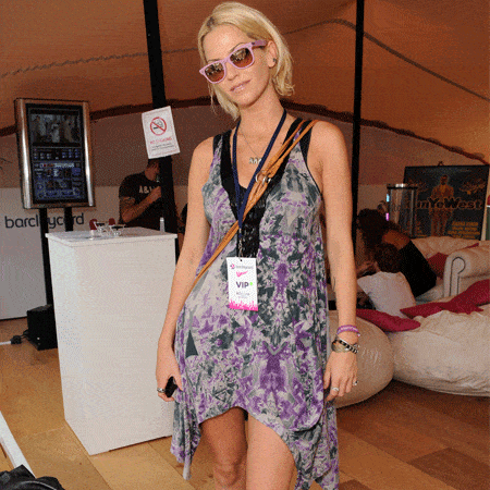<p>Queen of festival dressing, Sarah Harding rocks a floral frock with fun sunnies and tough boots. Practical, yet pretty. We like!</p>