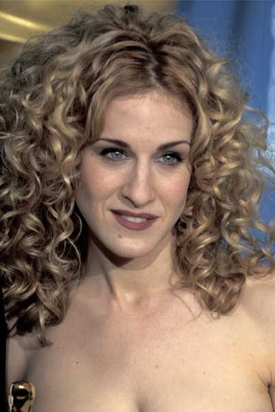 Moving into the style-conscious Carrie Bradshaw zone now, we see SJP working those soft curls and loving them!