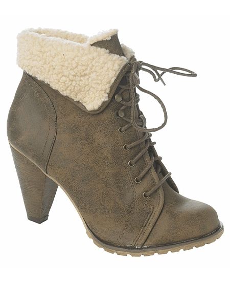 <p>The easiest way to autumn up your look is with some so-now shearling. These cool boots will go with everything</p>

<p>£29.99, <a href="http://www.newlook.com/shop/womens/boots/lace-up-cuff-boot_201184821">newlook.com</a></p>