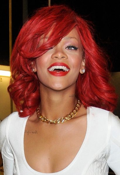 Rihanna's kept that fiery red hue we've been coveting, but she's sporting some fab waves with a soft side fringe!