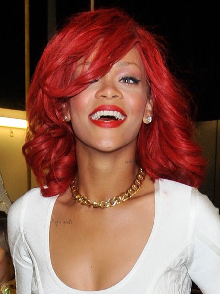 Rihanna's kept that fiery red hue we've been coveting, but she's sporting some fab waves with a soft side fringe!