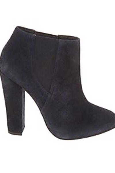 <h3>This week, Cosmo's Laura Puddy takes you through her fabulous fashion finds</h3>

<p>Autumn has definitely arrived so time to pull on a new pair of boots! Try these Chelsea booties and make a fashionable footwear statement.</p>

<p>£98, <a target="_blank" href="http://www.office.co.uk/womens/office/kendall_chelsea_boot/10/9198/24151/1/">office.co.uk  </a></p>