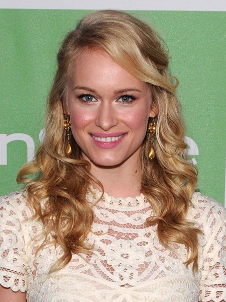 The beautiful Greys Anatomy actress looks super stunning with tumbling curls and the top section of the hair pinned back. Get the look using a thick -barrelled curling tong and lots of shine spray!