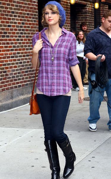 Country by sound, country by style! Ms Swift rocked the trend in a tartan shirt and cosy knitted beret