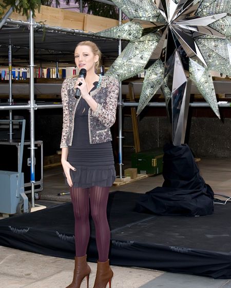 It's a job that her onscreen alter ego Serena van der Woodsen could pull-off with equal aplomb - Blake Lively was yesterday given the task of unveiling the Swarovski star that will top the 2010 Rockefeller Center Christmas tree. She could almost reach the top herself in those sky-high Louboutins!<br />