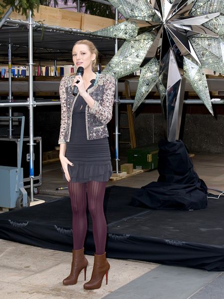 It's a job that her onscreen alter ego Serena van der Woodsen could pull-off with equal aplomb - Blake Lively was yesterday given the task of unveiling the Swarovski star that will top the 2010 Rockefeller Center Christmas tree. She could almost reach the top herself in those sky-high Louboutins!<br />