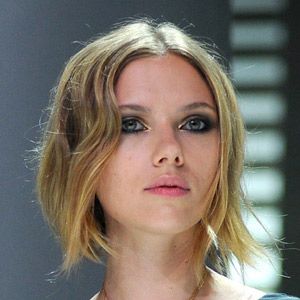 <p>Scarlett's jaw-length bob is a mix of ethereal and edgy. Fine but with a subtle kink, the centre parting shows off her smoky eyes and flawless skin</p>