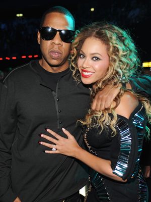 <p>Age difference: 12 years </p>
<p>Hip hop mogul, Jay-Z, 41, put a ring on it in 2008 when he married music's most independent woman, Beyonce, in a top-secret ceremony in New York. Her Lorraine-Schwartz designed ring is rumoured be worth $5million – wow! </p>