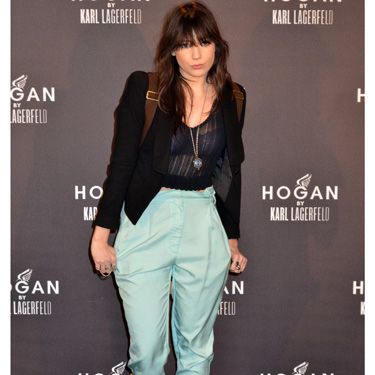 <p>Daisy Lowe stands out with her ample turquoise trousers at Paris Fashion Week. She opts for a simple combination not revealing much skin and a see-through black top to add a feminine touch, very nice!</p>
