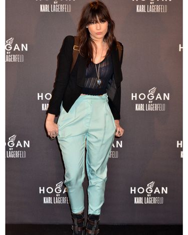 <p>Daisy Lowe stands out with her ample turquoise trousers at Paris Fashion Week. She opts for a simple combination not revealing much skin and a see-through black top to add a feminine touch, very nice!</p>