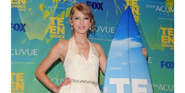 The dominant trend at the 2011 Teen Choice Awards, as demonstrated by Taylor Swift, was the little white dress. The singer's halterneck skater-skirted number by Rafael Cennamo looked sweet but chic paired with vintage-style silver accessories