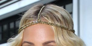 <p>Our favourite barnet beauty, Nicole Richie never fails to tame her boho mane to perfection, crowning her center-parted style with some sparkling hippie headgear</p>
