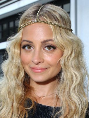 <p>Our favourite barnet beauty, Nicole Richie never fails to tame her boho mane to perfection, crowning her center-parted style with some sparkling hippie headgear</p>