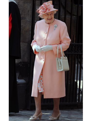 Speaking of which, HRH herself pulled it out the bag for her granddaughter Zara's wedding. Like the bride, the Queen was clad in a Stewart Parvin creation, her outfit in gorgeous salmon pink shades which she teamed with tres on-trend nude heels. Good work maam!
