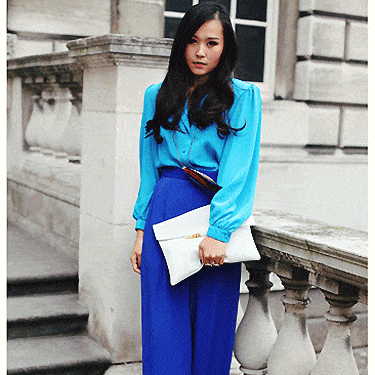 This all-vintage getup has made blue our new fave hue! We love the white envelope clutch too