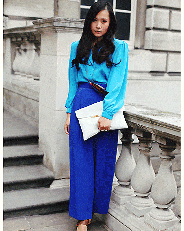 This all-vintage getup has made blue our new fave hue! We love the white envelope clutch too