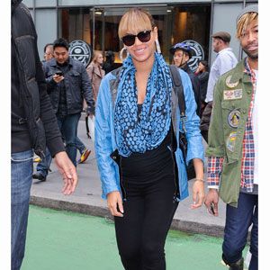 Beyonce is certainly upping the pregnancy style stakes with yet another fab outfit! Just when we thought Victoria Beckham knew how to dress a growing bump, out steps Queen Bey in a super-cool, matching turquoise combo. Note the super-high heels – just how do these pregnant fashionistas do it?!