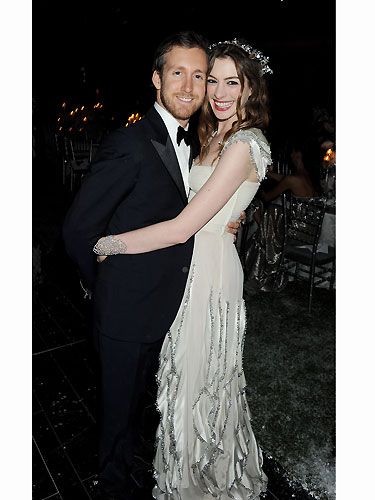 Anne Hathaway and Adam Shulman are engaged! Anne announced that her dutiful boyfriend had popped the question after three years of dating. We're glad he's decided to 'put a ring on it' - a rather glam Kwait Heritage Jewel ring at that! We can't wait until the wedding - congrats!