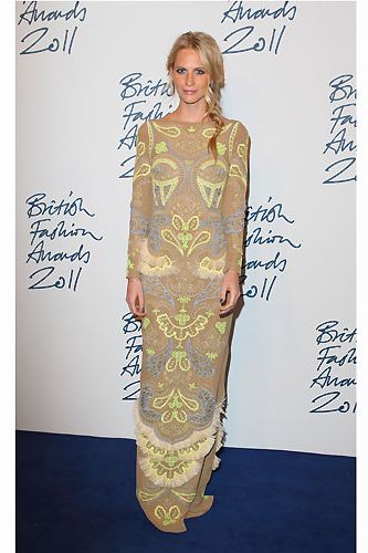 Poppy Delevingne is beautiful, especially in her Matthew Williamson frock. Seriously, how does she strike the perfect fashion pose in every picture?