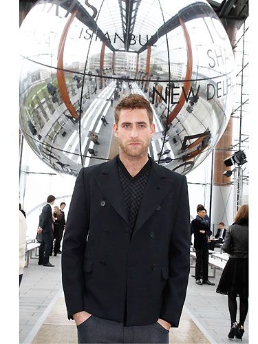 Oliver Jackson-Cohen struck the coolest pose at Louis Vuitton's menswear show in Paris. We might need to ask his fashion designer mum Betty Jackson if she'll let us take Oliver's hand in marriage - he's just TOO hot!
