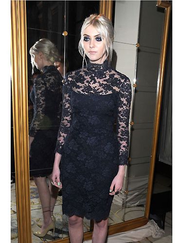 <p>Wow! How much do we love Taylor Momsen's luxe goth look? A lot, is how much! With ultra-smoky eyes, gleaming skin and a Victoriana inspired black lace dress by Marchesa, this Gossip Girl was ready to hit the frow <br /><br /></p>
